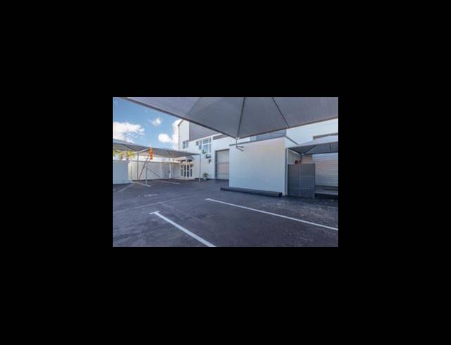 900M² BUSINESS TO LET IN GANTS PLAZA